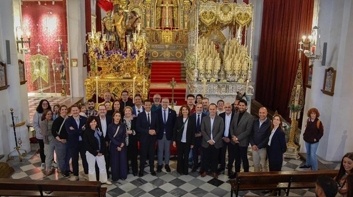 La secretaria general del PSOE-A y candidata a la Presidencia de la Junta de Andalucía, María Jesús Montero, visita a las cofradías que procesionan en Granada en este Sábado Santo.