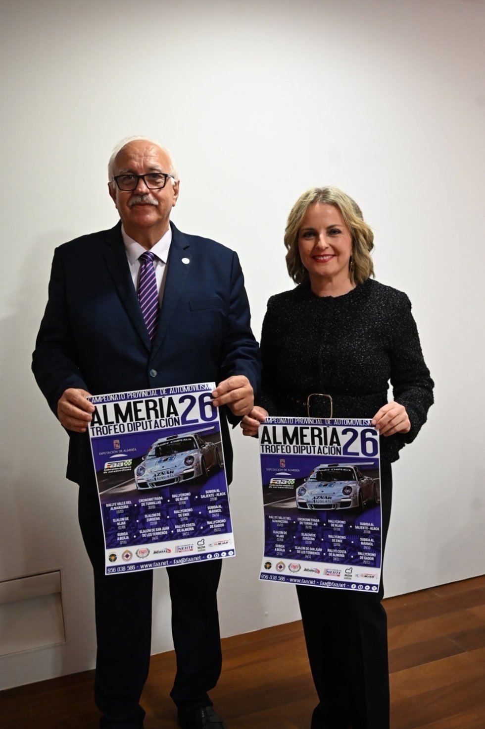 La diputada de deportes, María Luisa Cruz, y el presidente de la Federación Andaluza de Automovilismo, Manuel Alonso, dan a conocer el calendario.