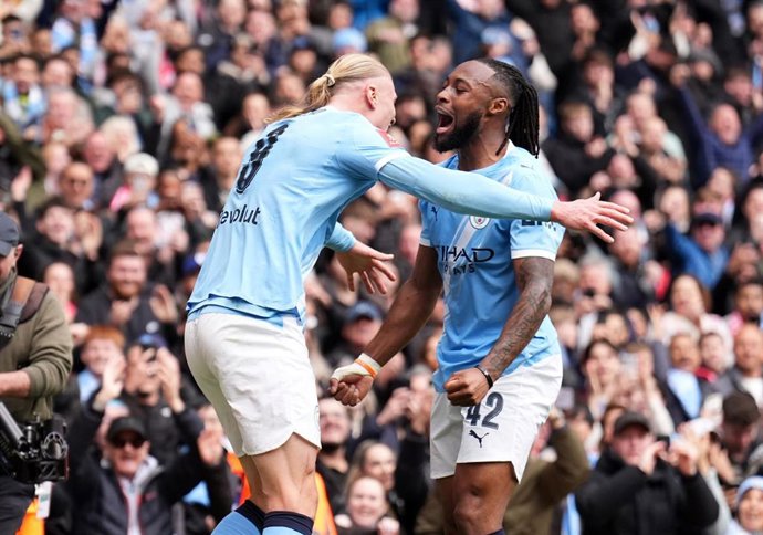 Erling Haaland y Antoine Semenyo celebran uno de los goles en el Manchester City-Liverpool de FA Cup