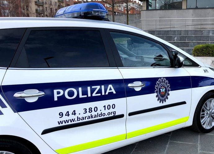 Archivo - Imagen de un coche-patrulla de la Policía Municipal de Barakaldo.
