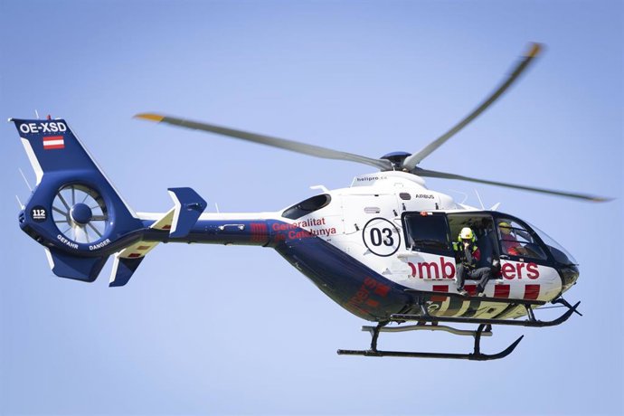 Archivo - Un helicóptero de los Bombers de la Generalitat