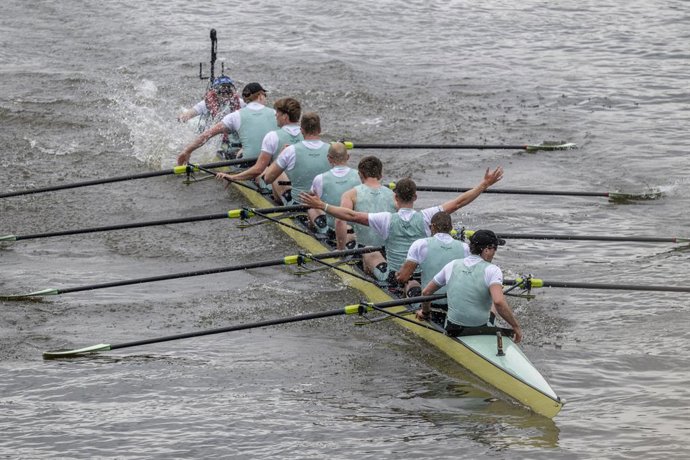 Archivo - April 13, 2025, London, UK: LONDON, UK.  Cambridge wins the 170th Men's Boat Race, the annual contest between rowing crews from Oxford and Cambridge Universities taking place close to Easter on the famous 6.8km Championship Course on the River T