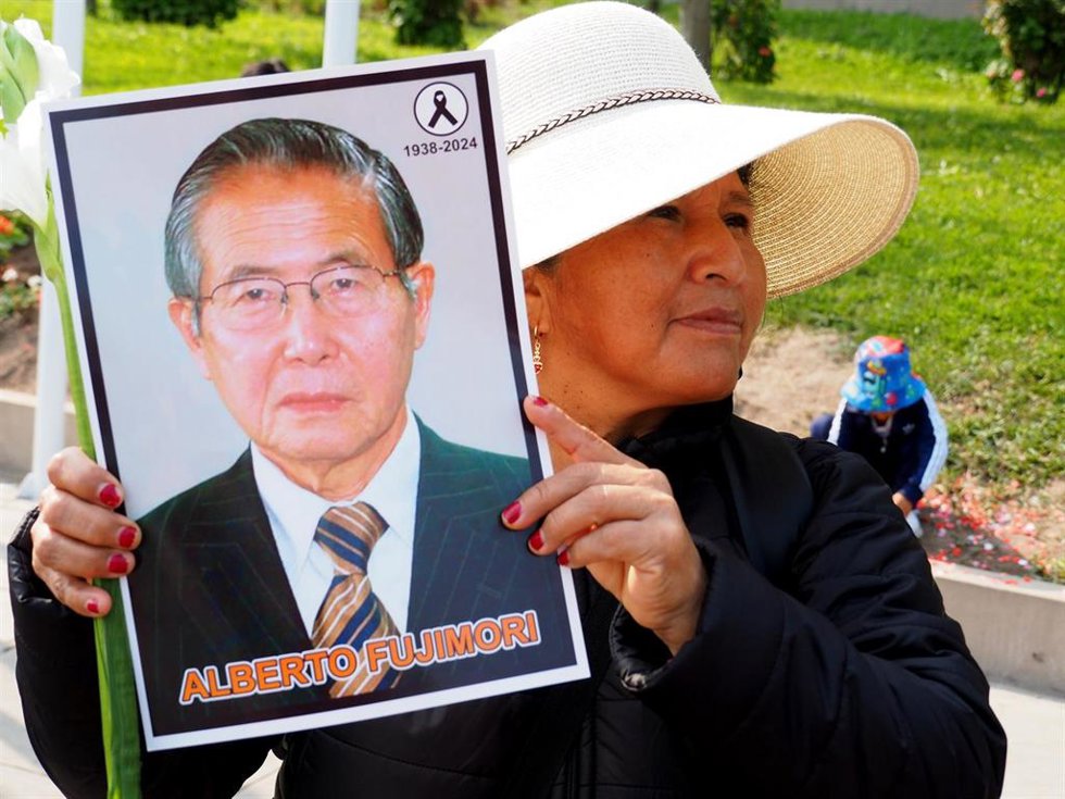 Archivo - Una mujer con un retrato del expresidente y dictador peruano Alberto Fujimori