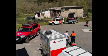 Un operativo de 29 personas, 16 vehículos y cinco perros busca a un hombre desaparecido en Santiurde de Toranzo