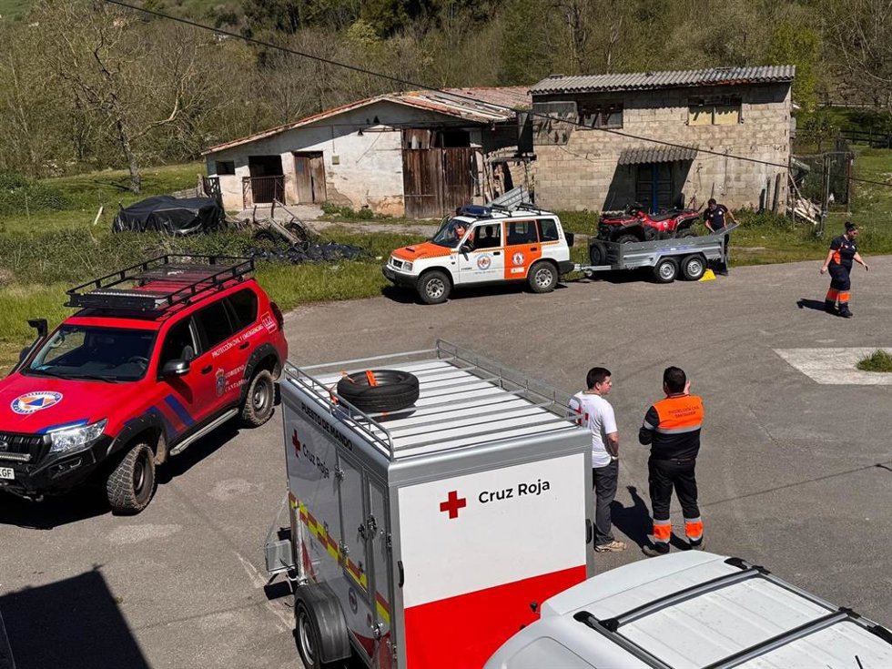 Un operativo de 29 personas, 16 vehículos y cinco perros busca a un hombre desaparecido en Santiurde de Toranzo