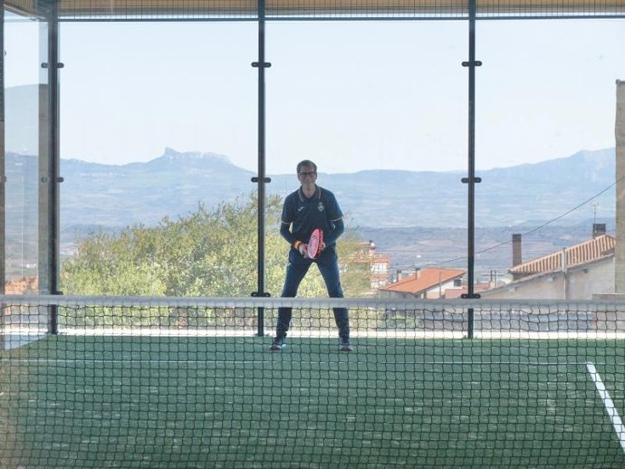 El presidente del Gobierno riojano, Gonzalo Capellán, visita las nuevas pistas de pádel de Sotés