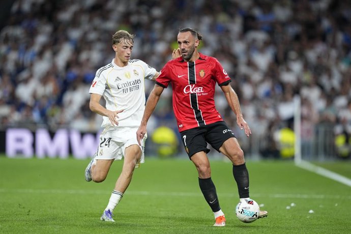 Archivo - Arquivo - Vedat Muriqi, do RCD Mallorca, e Dean Huijsen, do Real Madrid CF, em ação durante a partida de futebol da LaLiga EA Sports, disputada entre o Real Madrid e o RCD Mallorca no estádio Santiago Bernabéu, em 30 de agosto de 2025, em Madri,