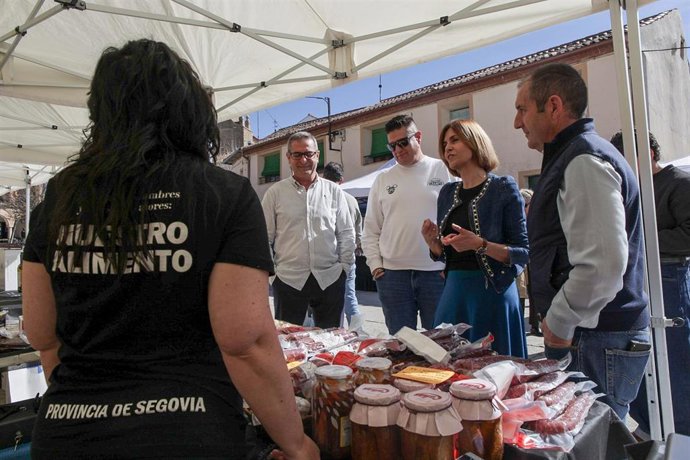 Magdalena Rodríguez durante su visita a los puestos de productores locales en la inauguración de la Caravana de Alimentos de Segovia 2026 en Sangarcía.