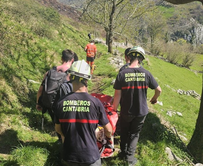 Rescatada una mujer que había sufrido una crisis de vértigos en una ruta de Miera
