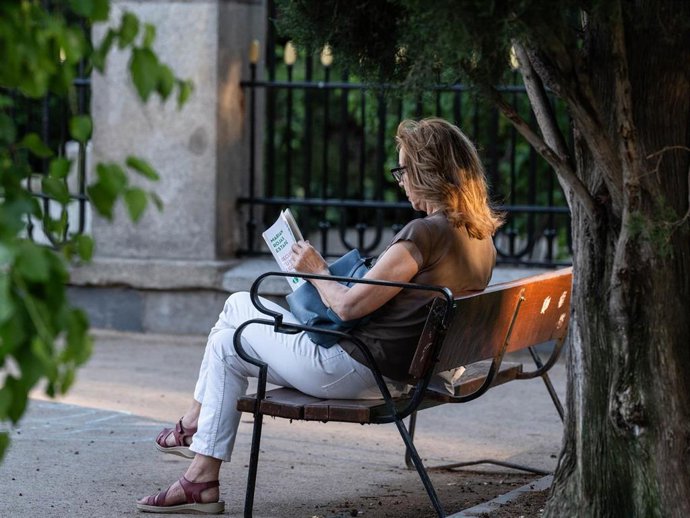 Archivo - Una mujer leyendo durante la 83ª edición de la Feria del Libro de Madrid, en el Parque del Retiro, a 1 de junio de 2024, en Madrid (España).