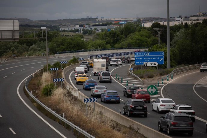 Archivo - Tráfico en la autovía A3 por la operación retorno del puente de mayo, a 5 de mayo de 2024, en Madrid (España). La operación salida del puente de mayo comenzó el pasado martes, 30 de abril y finaliza hoy, 5 de mayo. La Dirección General de Tráfic