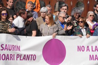 Concentración en Basauri por el homicidio de una mujer, con la participación de sus familiares.