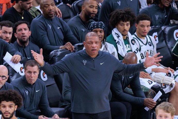 Doc Rivers, como entrenador de los Milwaukee Bucks.