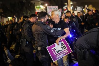 04 April 2027, Israel, Tel Aviv: Israeli police officers disperse protesters during a demonstration against the war on Iran. Photo: Oren Ziv/dpa
