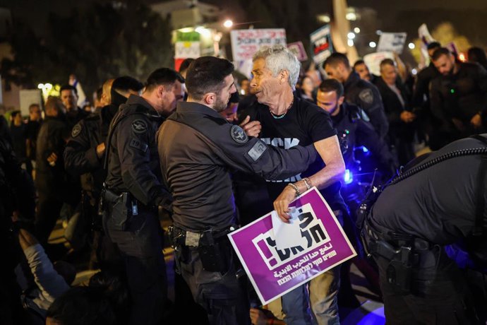 04 April 2027, Israel, Tel Aviv: Israeli police officers disperse protesters during a demonstration against the war on Iran. Photo: Oren Ziv/dpa