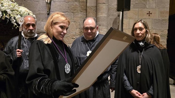 Ainhoa Arteta, junto a los responsables de la cofradía, en un acto celebrado esta Semana Santa en la ciudad de Zamora.