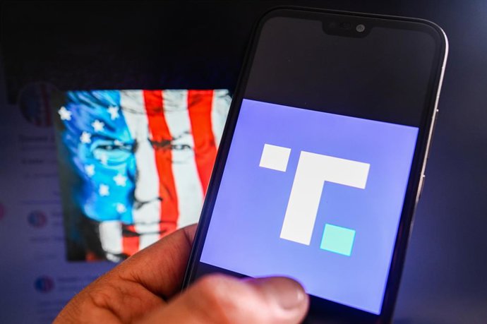 Archivo - Arquivo - 9 de abril de 2024, Polônia: Nesta ilustração fotográfica, o logotipo do Truth Social aparece em um smartphone, com a conta de Donald Trump no Truth Social ao fundo.