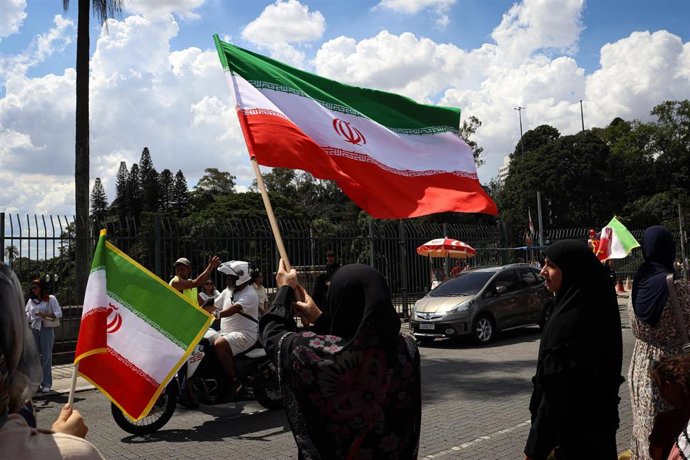 Manifestantes portan banderas de Irán en Brasil