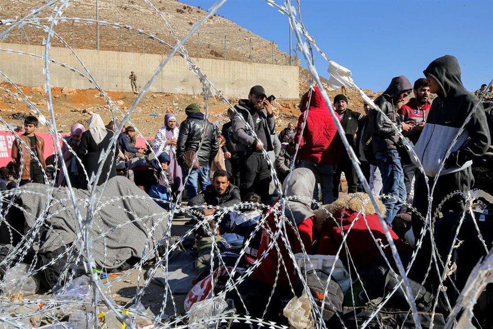 Archivo - Refugiados sirios cruzan hacia Líbano a través del paso fronterizo Masnaa-Jdeidat Yabous en diciembre de 2024