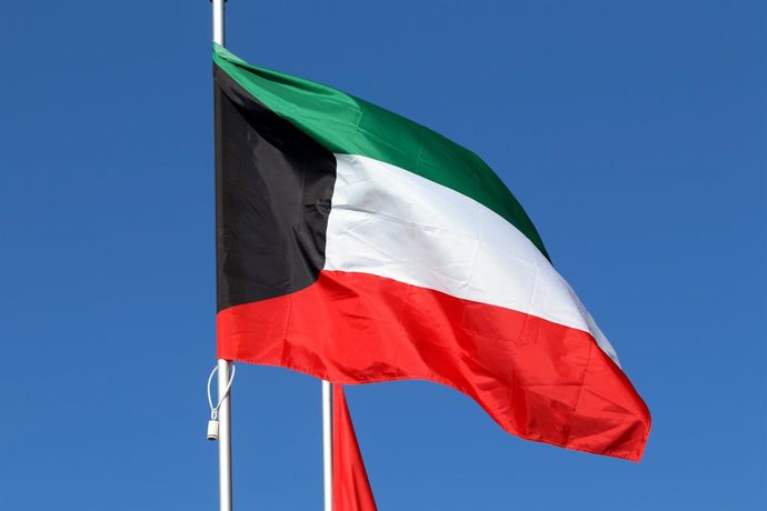 2 de abril de 2026, São Petersburgo, Rússia: A bandeira nacional do Estado do Kuwait, tremulando ao vento num mastro em São Petersburgo.