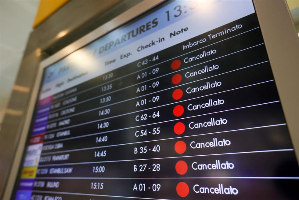 Archivo - Vuelos cancelados en el aeropuerto de Bolonia, Italia (archivo)