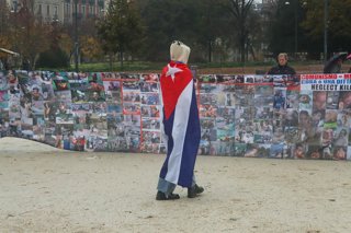 Archivo - November 15, 2025, Milan, Italy: Milan (Italy) - 11/15/2025 - Demonstration/Cuban people/Political prisoners - A demonstration by the Cuban people took place this Saturday, November 15, 2025, in Piazza del Castello in Milan, protesting against t