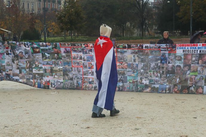Archivo - November 15, 2025, Milan, Italy: Milan (Italy) - 11/15/2025 - Demonstration/Cuban people/Political prisoners - A demonstration by the Cuban people took place this Saturday, November 15, 2025, in Piazza del Castello in Milan, protesting against t