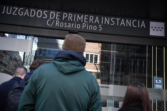 Archivo - Un hombre entra a los Juzgados de Primera Instancia Número 98 de Madrid, a 12 de febrero de 2025, en Madrid (España). 