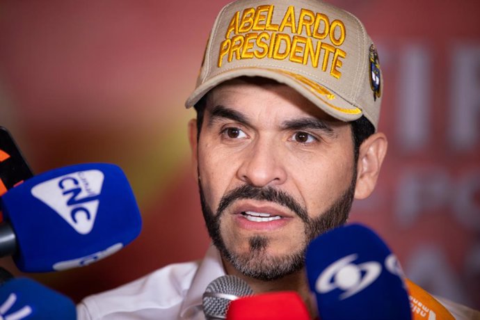 Archivo - Arquivo - 12 de fevereiro de 2026, Medellín, Antioquia, Colômbia: O candidato à presidência da Colômbia Abelardo de la Espriella, do movimento político Defensores de la Patria, dá uma entrevista coletiva em Medellín, Colômbia, em 12 de fevereiro