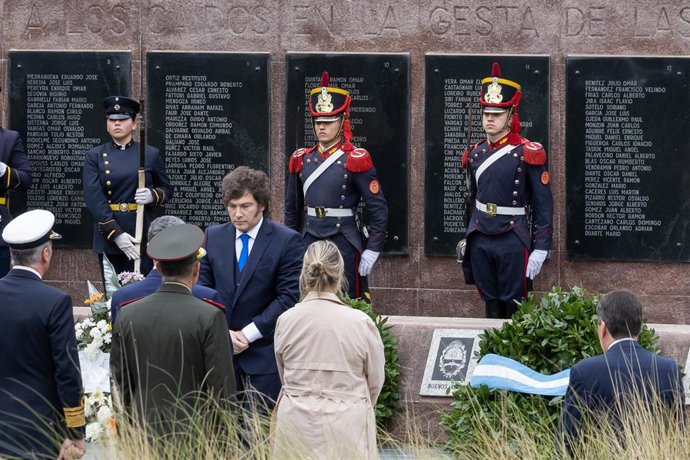 El presidente argentino, Javier Milei, frente al Monumento a los Caídos en la guerra de las Malvinas, con motivo del 44 aniversario del asalto a las islas administradas por Reino Unido