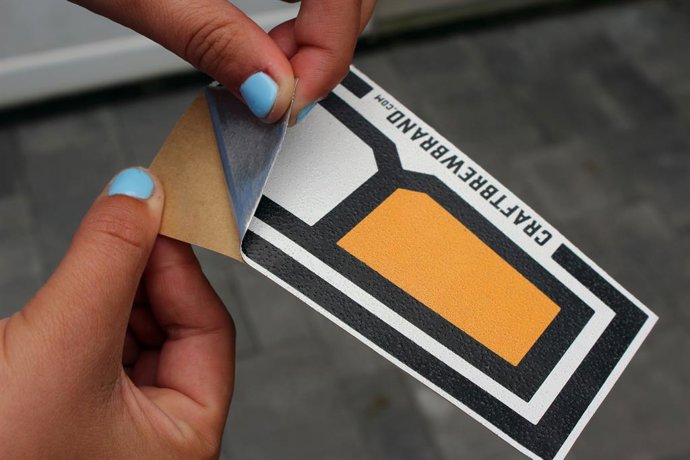 Adiós a los restos de pegatina: cómo quitar el pegamento en segundos