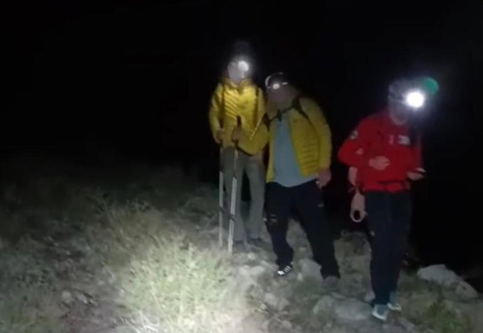 Rescatados dos burgaleses que no podían continuar en una ruta de los Collados del Asón