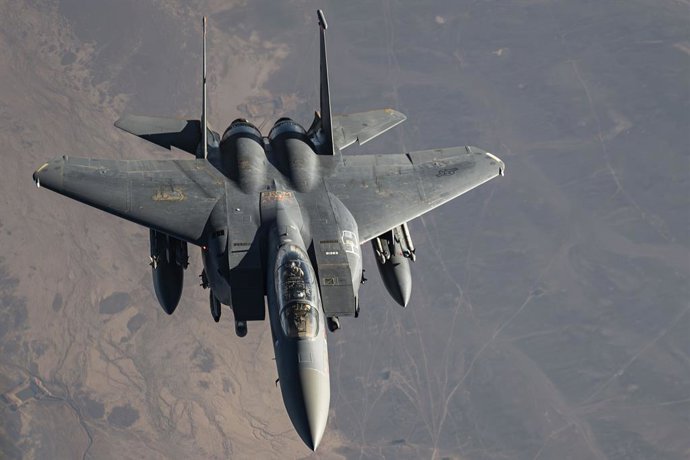 7 de julho de 2025, Área de Operações do USCENTCOM, Jordânia: Um caça F-15E Strike Eagle da Força Aérea dos Estados Unidos, pertencente à 366ª Ala de Caça, durante uma patrulha de combate sobre o Oriente Médio, como parte da Operação Prosperity Guardian, 