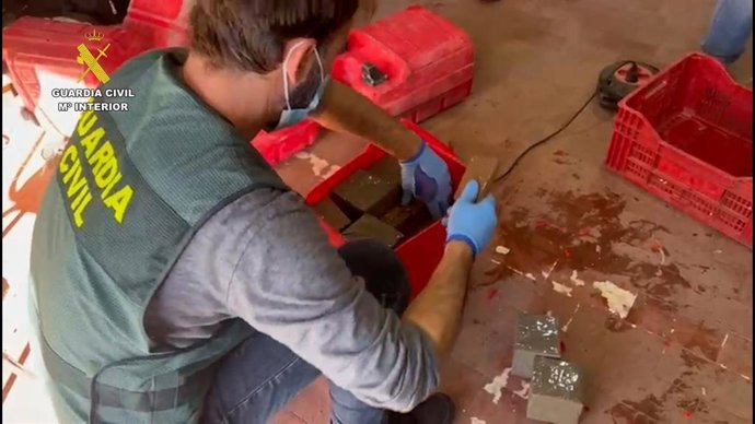 Un efectivo de la Guardia Civil con material incautado.