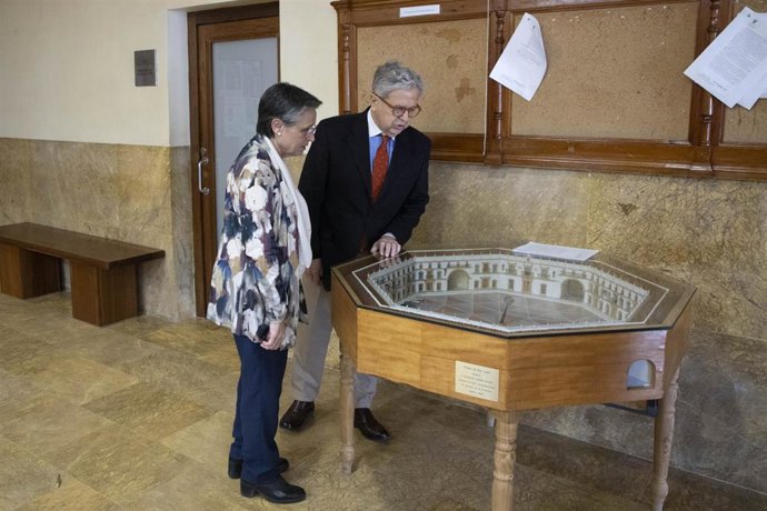 El presidente de la Diputación de Córdoba, Salvador Fuentes, junto a la alcaldesa de Aguilar de la Frontera, Carmen Flores.