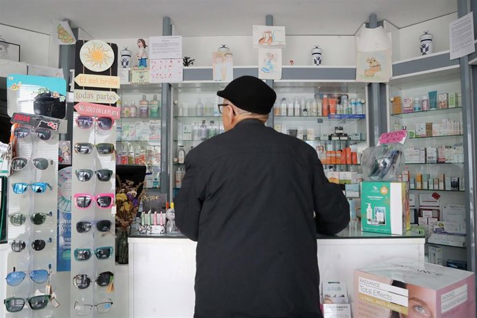 Archivo - Una persona en una farmacia
