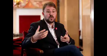 Compromís aboga por poner límites al turismo para que decrezca: "No nos caben más turistas"