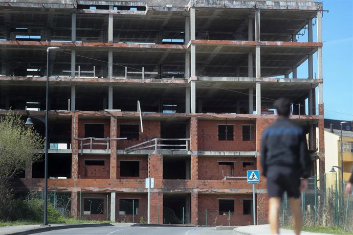 Edificio abandonado en el que la Guardia Civil localizó un cadáver en Cervo (Lugo)
