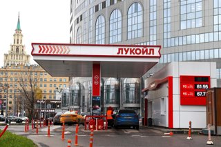 Archivo - RUSSIA, MOSCOW - NOVEMBER 12, 2025: A view of a Lukoil filling station on Kalanchevskaya Street