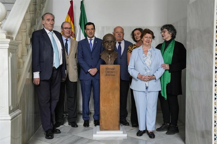 Archivo - El presidente de la Junta de Andalucía, Juanma Moreno, junto al presidente del Parlamento, Jesús Aguirre, presiden la foto de familia durante el descubrimiento del bustos de Manuel Clavero en el Parlamento, a 13 de junio de 2024. (Foto de archiv
