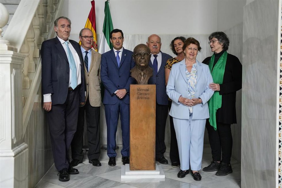 Archivo - El presidente de la Junta de Andalucía, Juanma Moreno, junto al presidente del Parlamento, Jesús Aguirre, presiden la foto de familia durante el descubrimiento del bustos de Manuel Clavero en el Parlamento, a 13 de junio de 2024. (Foto de archiv
