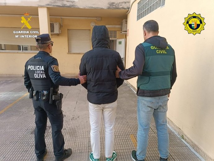Detenidos cuatro hombres por robar a la fuerza la recaudación de un bar en Oliva.