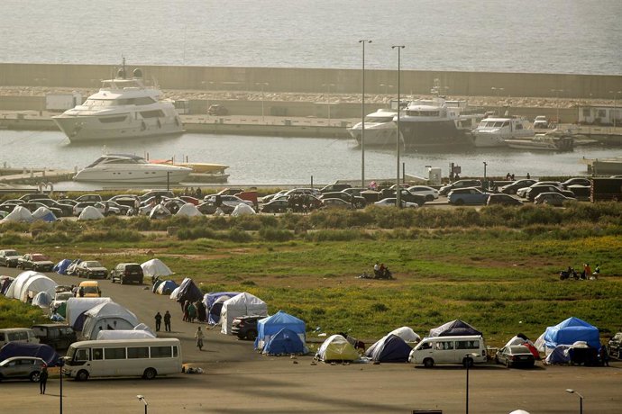 4 de abril de 2026, Beirute, Beirute, Líbano: Barracas de acampamento transformadas em moradias improvisadas para dezenas de pessoas deslocadas que fugiram do sul do Líbano e dos subúrbios ao sul de Beirute estão alinhadas em frente a iates de luxo na Baí