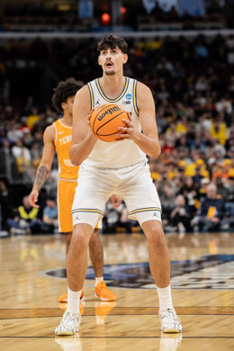 29 de março de 2026, Chicago, Illinois, Estados Unidos: Aday Mara, do Michigan Wolverines, em ação contra o Tennessee Volunteers nas quartas de final do Torneio de Basquete Masculino da NCAA, no United Center. Resultado final: Michigan 95 x 62 Tennessee.