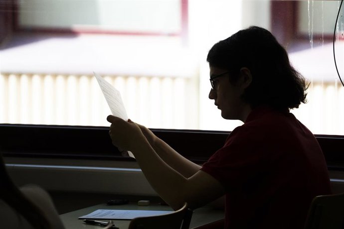 Archivo - Imagen de archivo de una estudiantes realizando un examen.