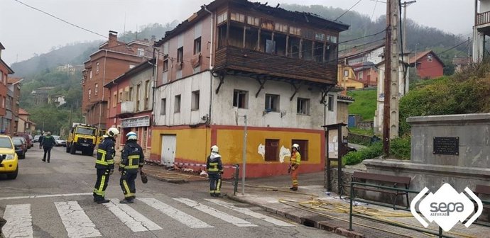 Incendio de una casa deshabitada en la Avenida Aller, en Caborana, Aller.