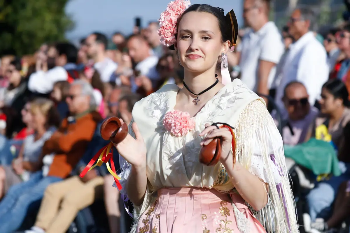 Una huertana durante el desfile del Bando
