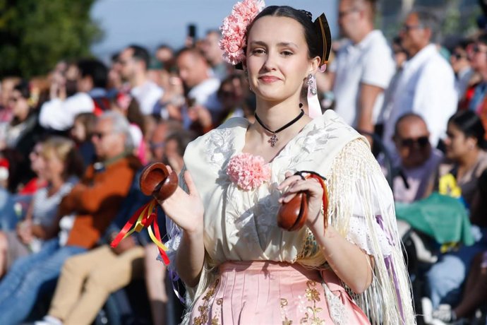 Archivo - Una huertana durante el desfile del Bando 