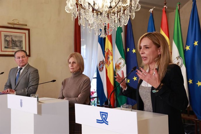 Archivo - La presidenta de la Diputación de Cádiz, Almudena Martínez, junto a la alcaldesa de Jerez, María José García-Pelayo, en una imagen de archivo.