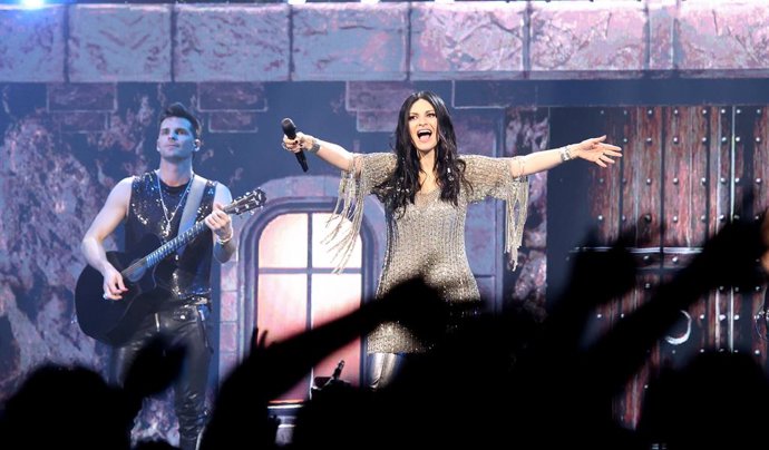 Laura Pausini reina en el Roig Arena ante más de 12.000 asistentes.